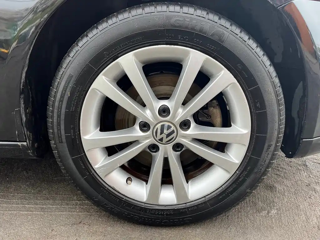 VOLKSWAGEN SAGITAR 2011