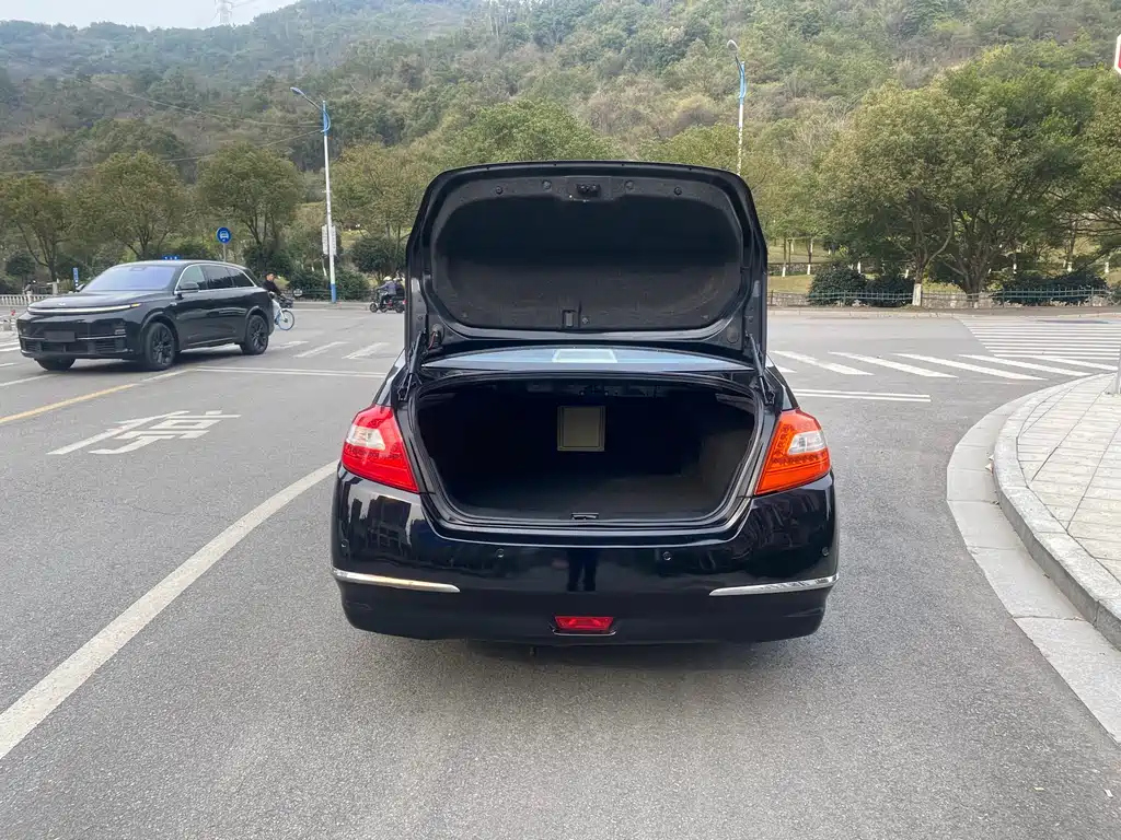 NISSAN TEANA 2010
