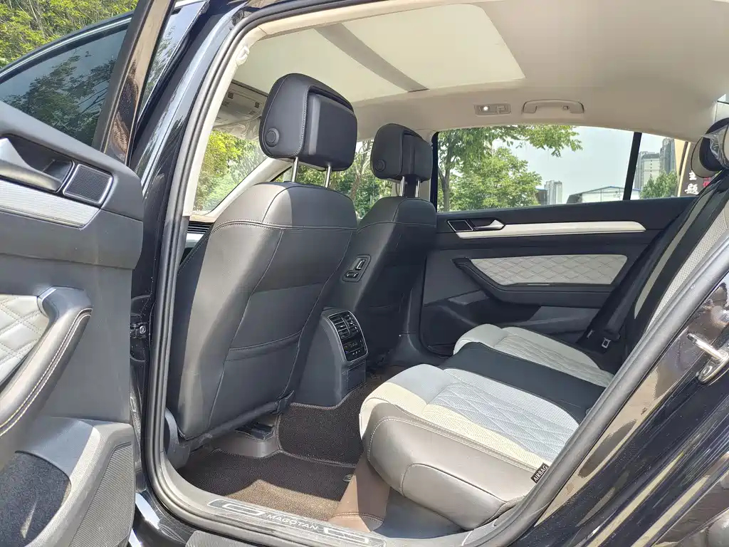 VOLKSWAGEN MAGOTAN 2023