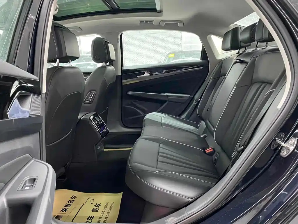 VOLKSWAGEN PASSAT 2024