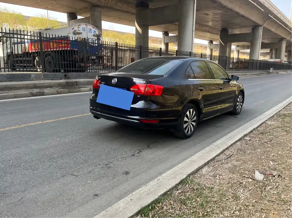 VOLKSWAGEN SAGITAR 2013