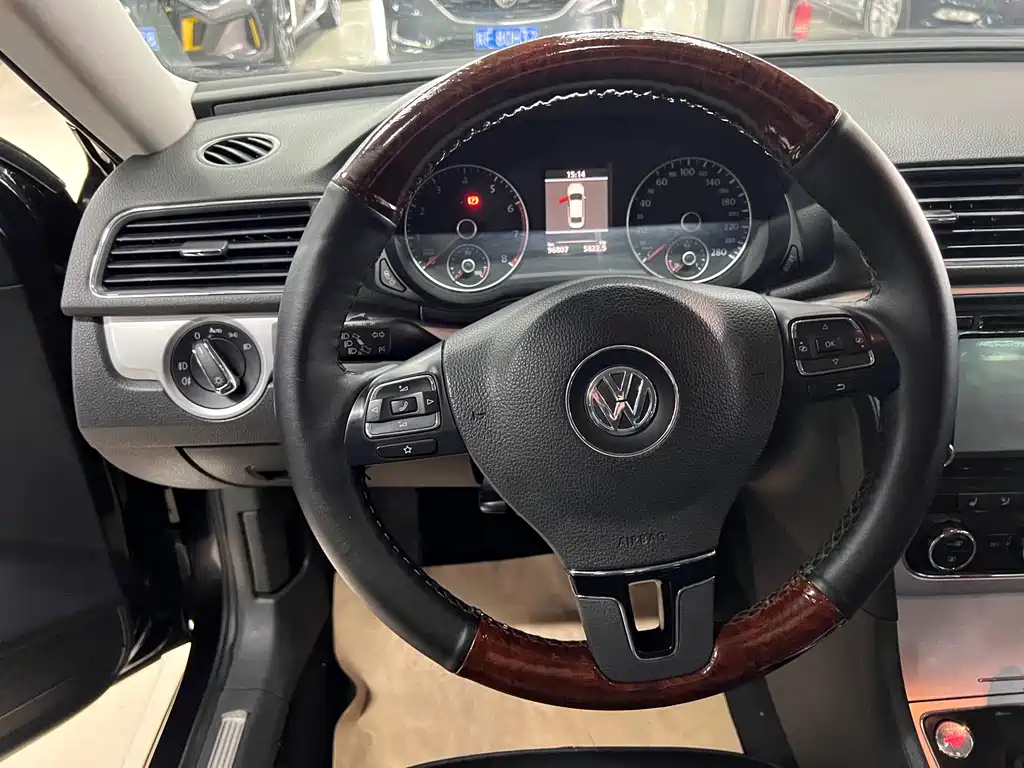 VOLKSWAGEN PASSAT 2015
