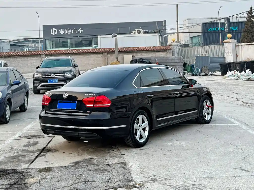 VOLKSWAGEN PASSAT 2012