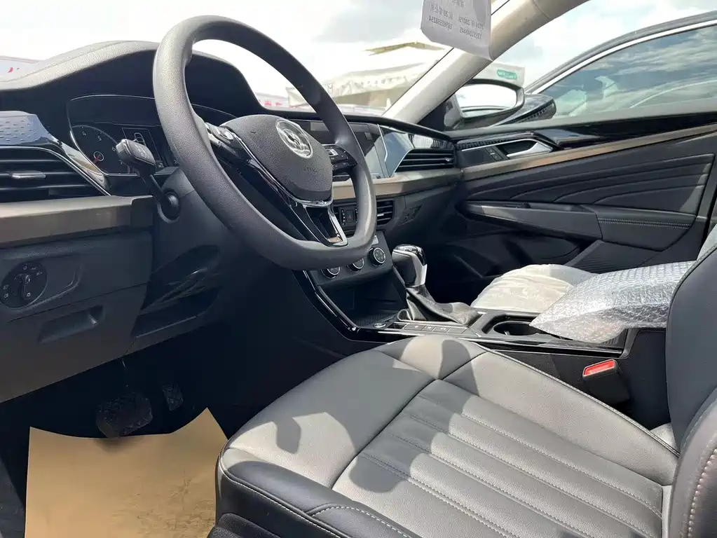 VOLKSWAGEN PASSAT 2024