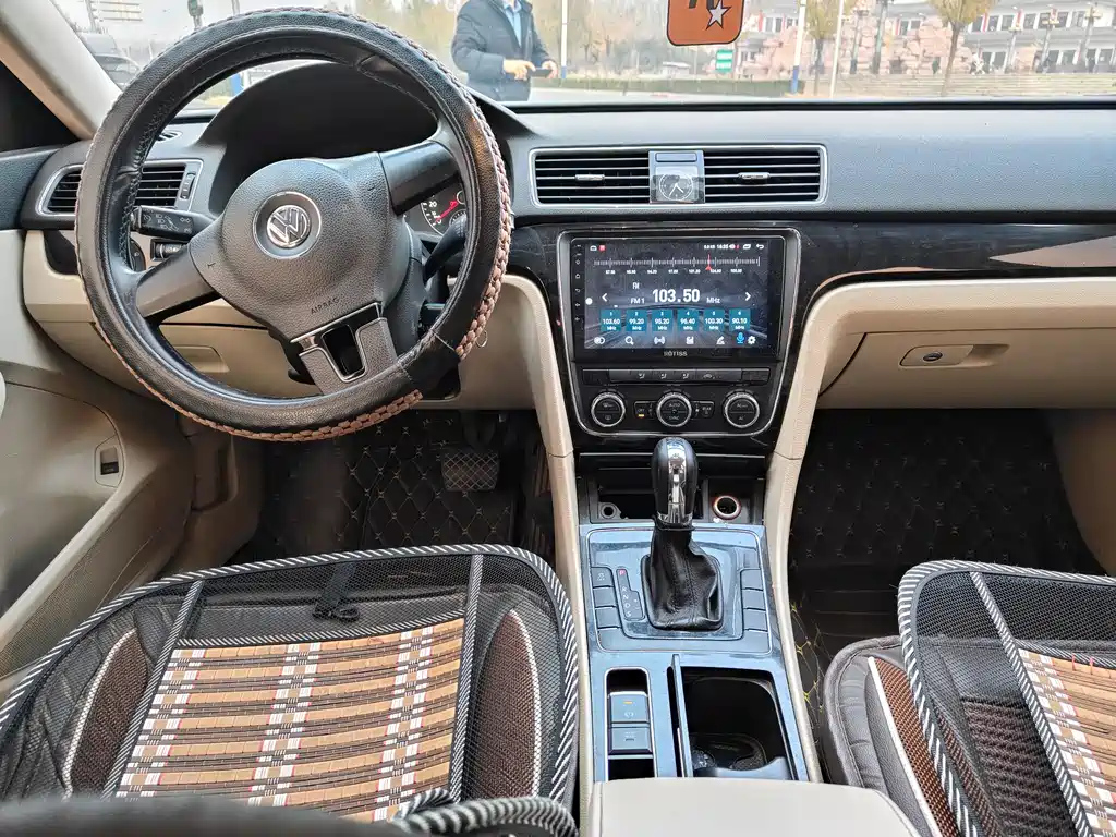 VOLKSWAGEN PASSAT 2012