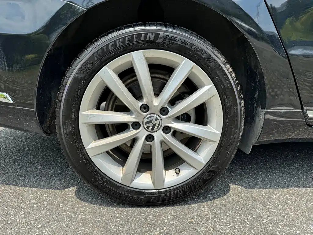 VOLKSWAGEN MAGOTAN 2012