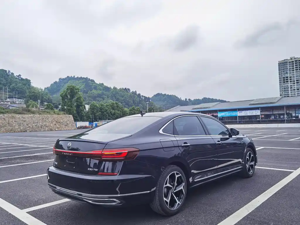 VOLKSWAGEN PASSAT 2023