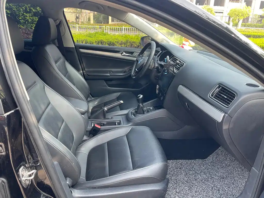 VOLKSWAGEN SAGITAR 2016
