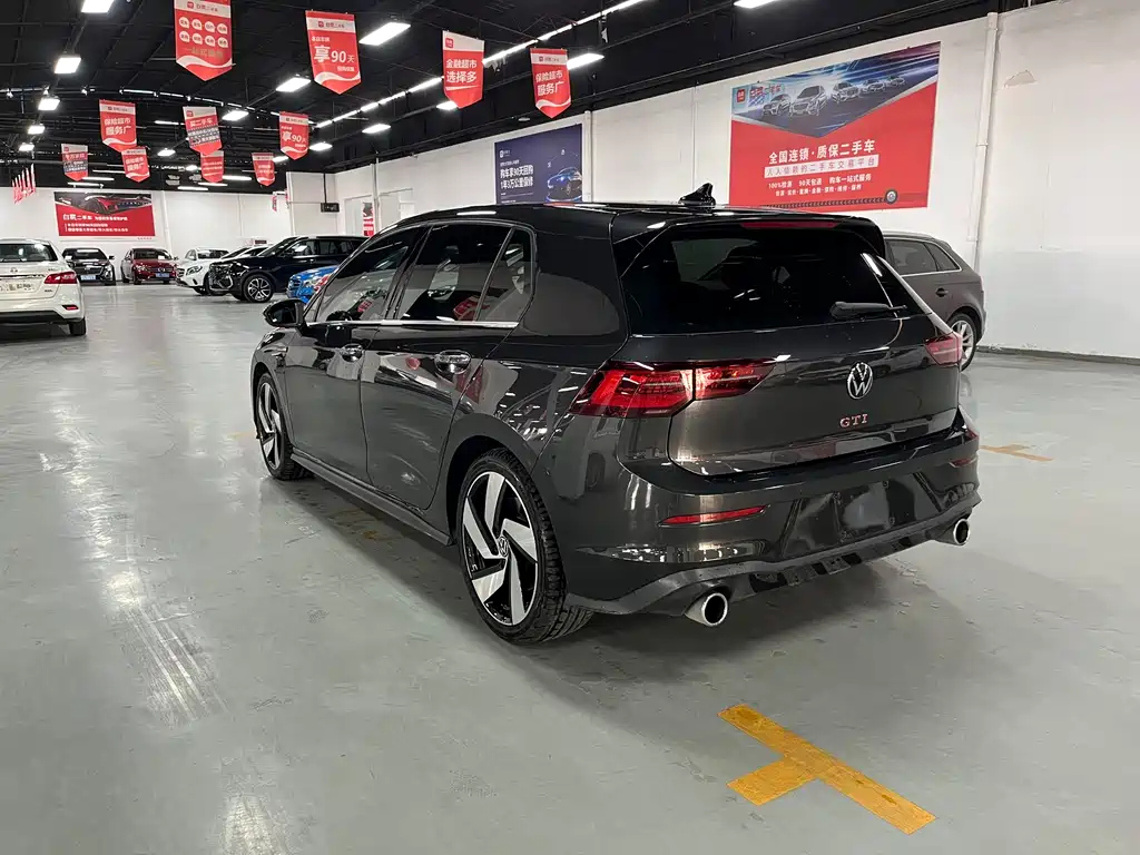 VOLKSWAGEN GOLF 2023