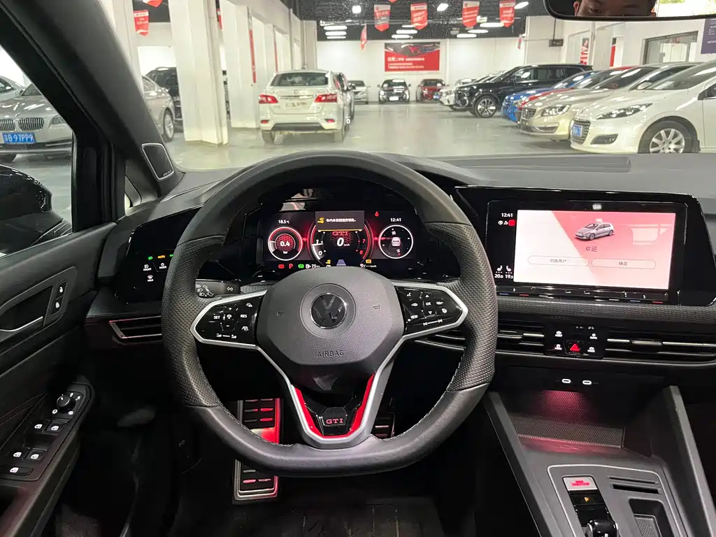 VOLKSWAGEN GOLF 2023