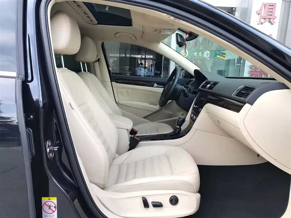 VOLKSWAGEN PASSAT 2014