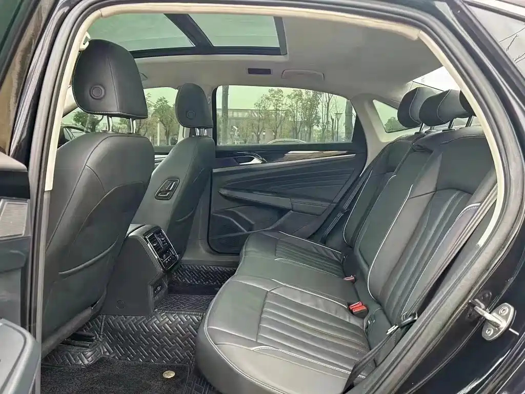 VOLKSWAGEN PASSAT 2023