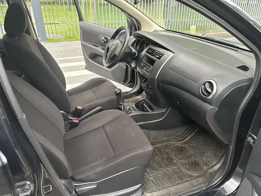 NISSAN LIVINA 2012