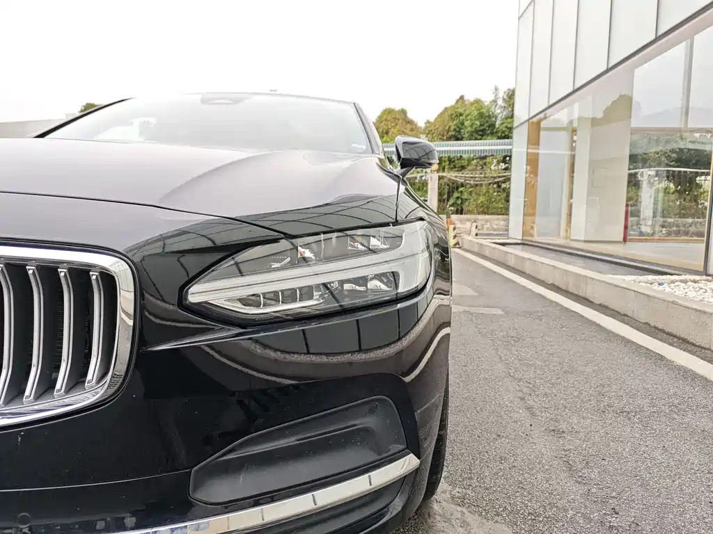 VOLVO S90 2023