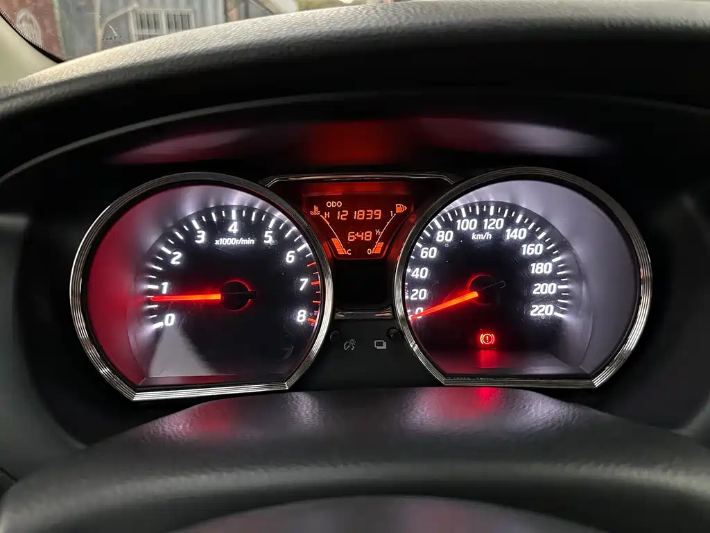 NISSAN LIVINA 2015