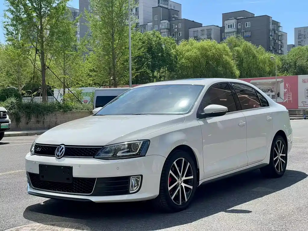VOLKSWAGEN SAGITAR 2013
