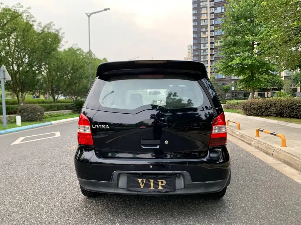 NISSAN LIVINA 2010