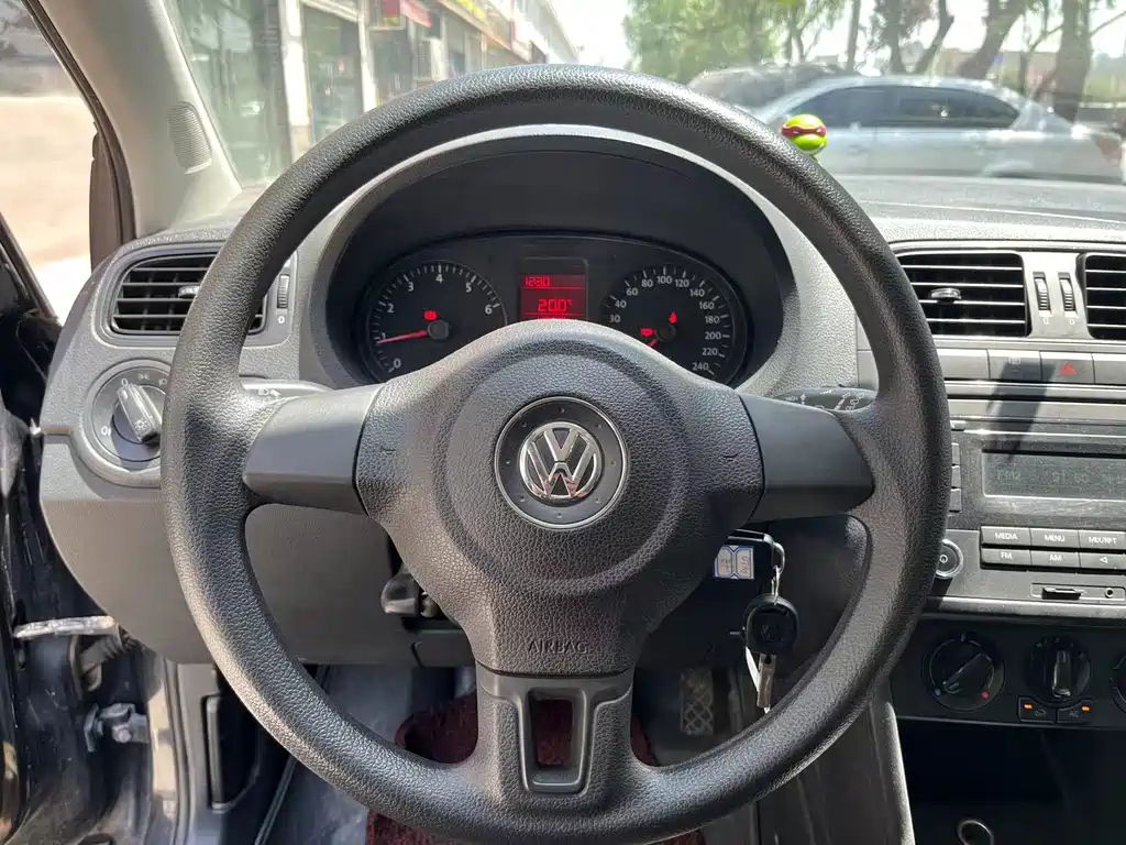 VOLKSWAGEN POLO 2014