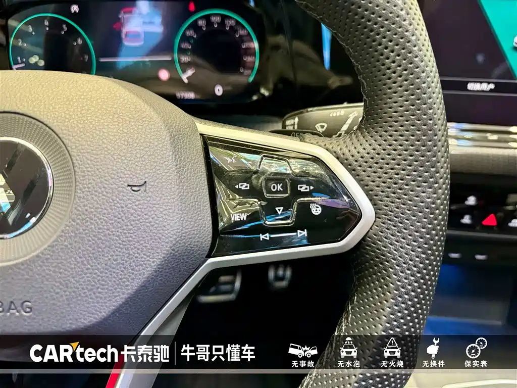 VOLKSWAGEN GOLF 2023