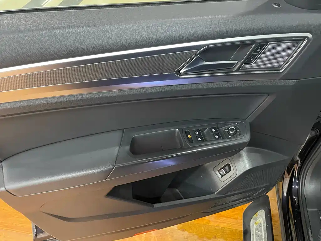 VOLKSWAGEN TOURAN 2021