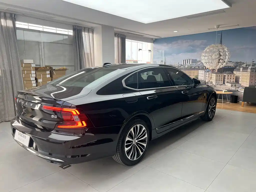 VOLVO S90 2023