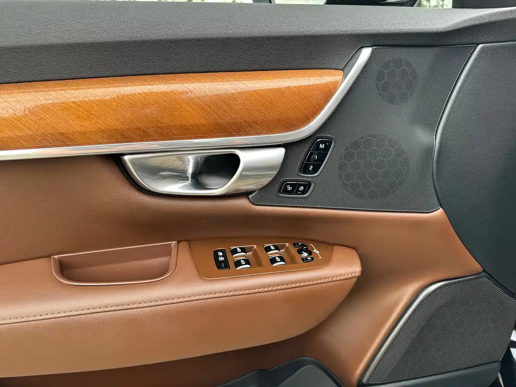 VOLVO S90 2023