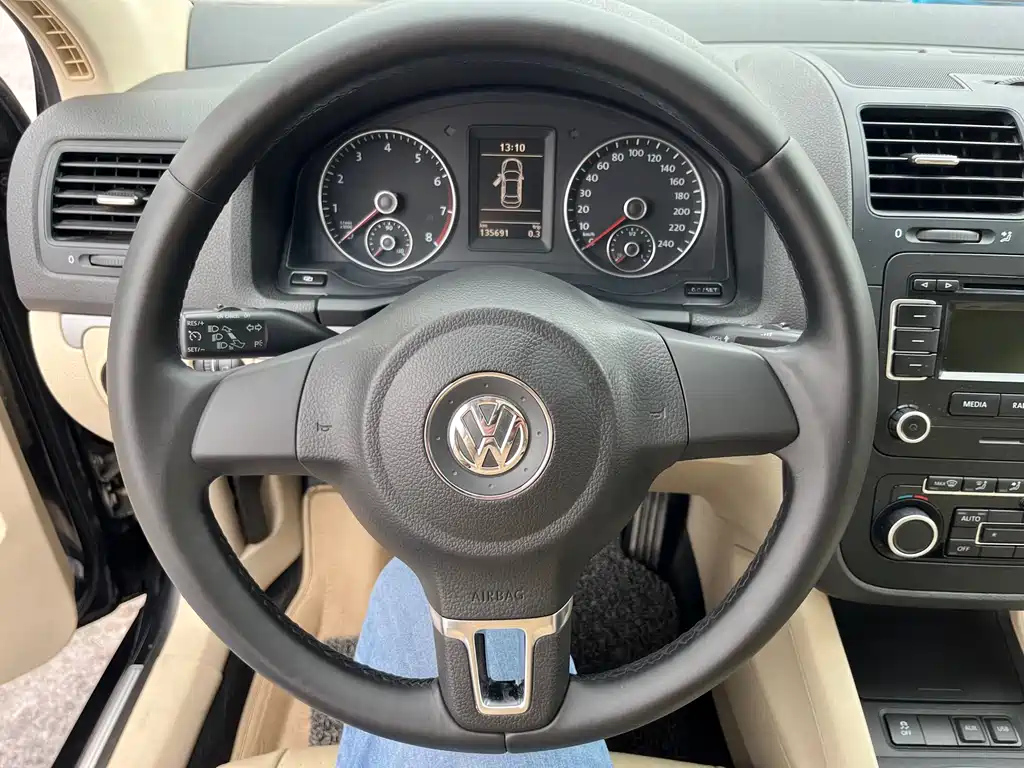 VOLKSWAGEN SAGITAR 2011