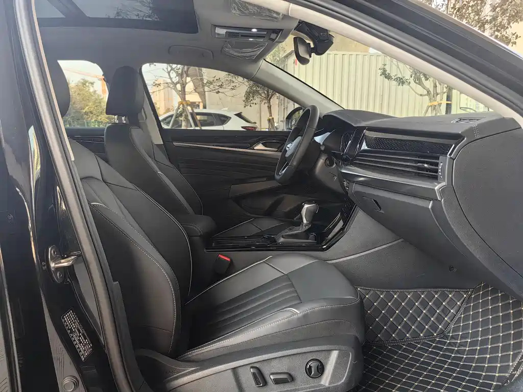 VOLKSWAGEN PASSAT 2023