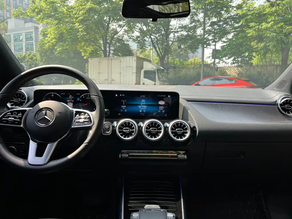 MERCEDES BENZ GLA 2021