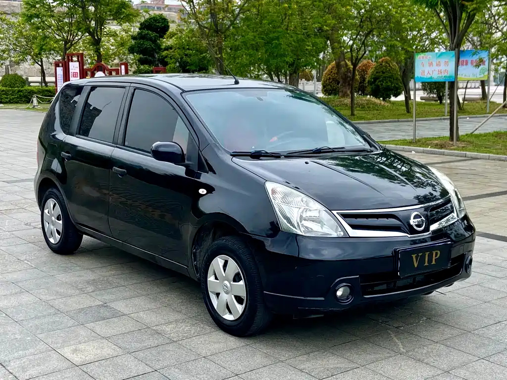 NISSAN LIVINA 2011