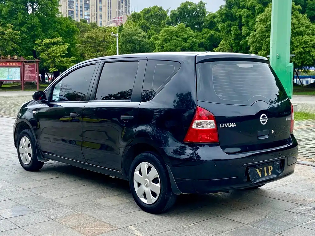NISSAN LIVINA 2011