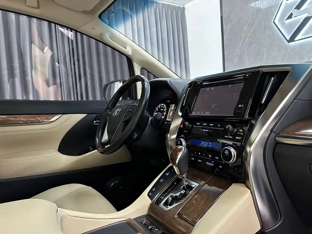 TOYOTA ALPHARD 2017