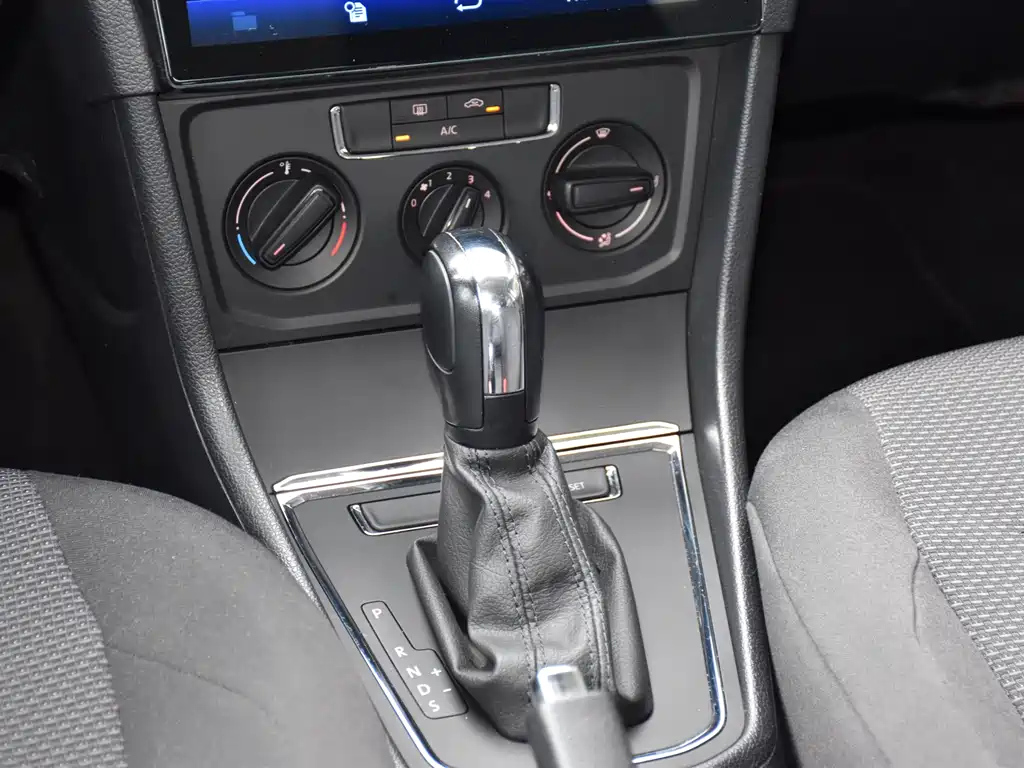 VOLKSWAGEN BORA 2019
