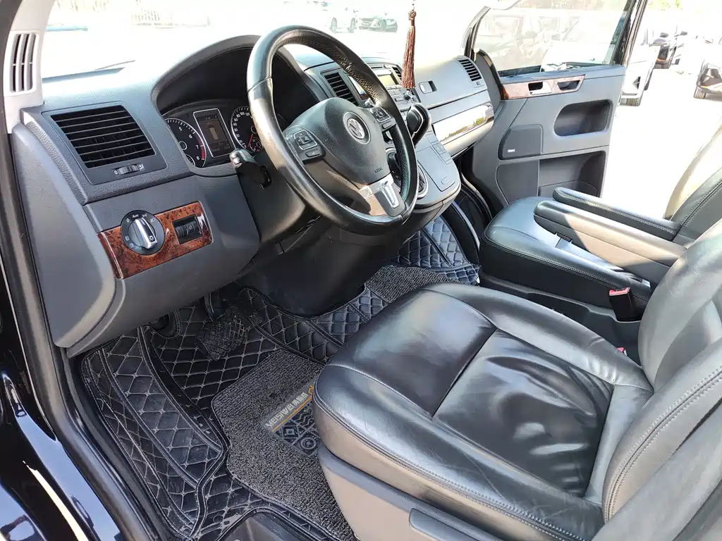 VOLKSWAGEN MULTIVAN 2013