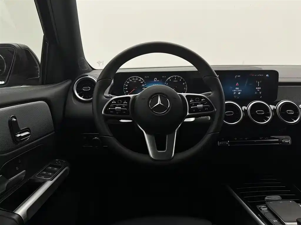 MERCEDES BENZ GLB 2023