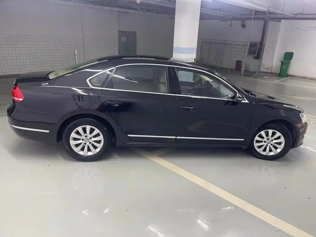 VOLKSWAGEN PASSAT 2011