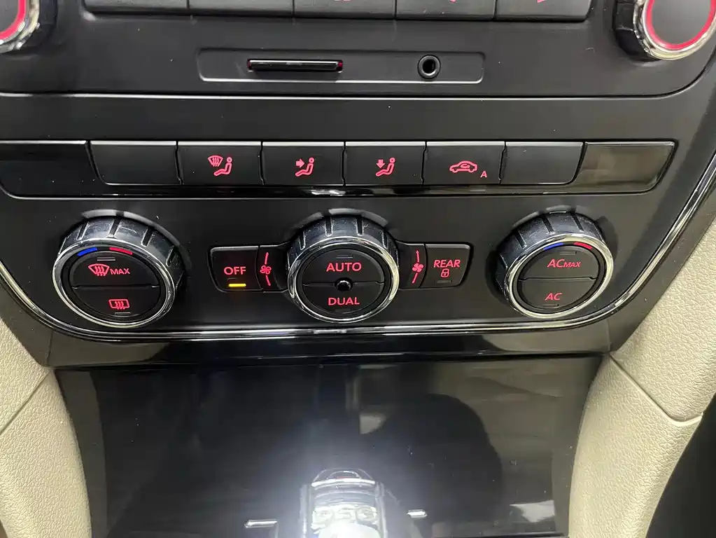 VOLKSWAGEN PASSAT 2011