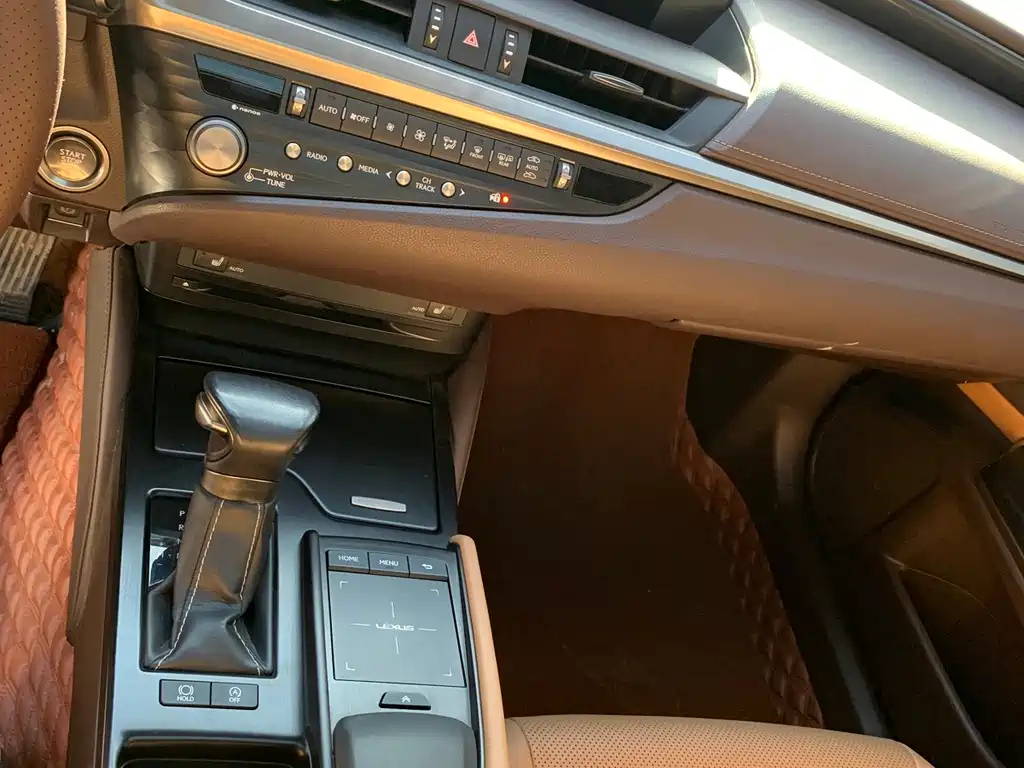 LEXUS ES 2020