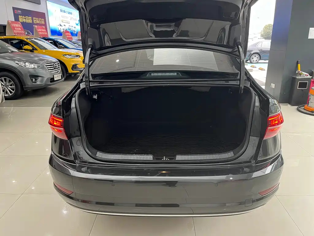 VOLKSWAGEN SAGITAR 2022