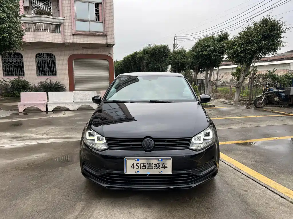 VOLKSWAGEN POLO 2015