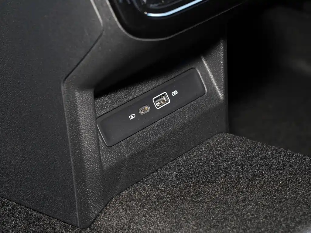 VOLKSWAGEN PASSAT 2023