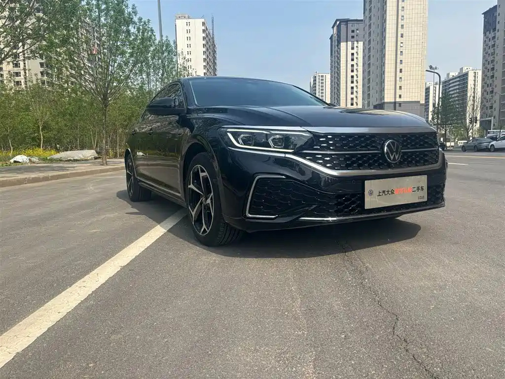 VOLKSWAGEN PASSAT 2023