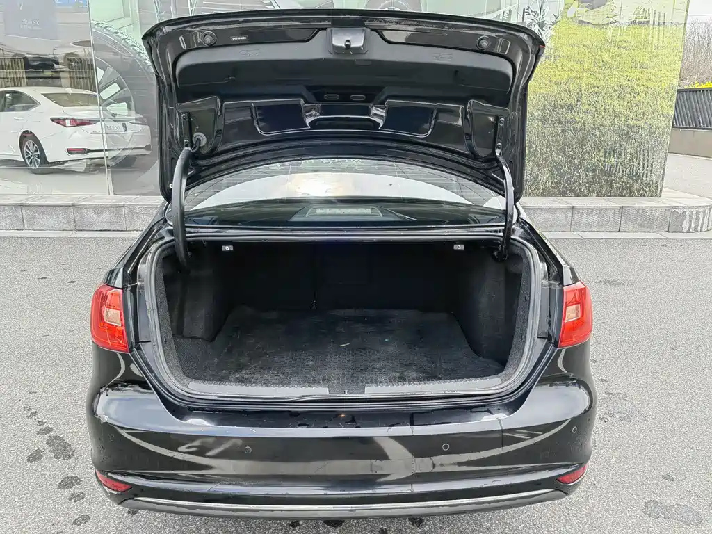 VOLKSWAGEN SAGITAR 2015