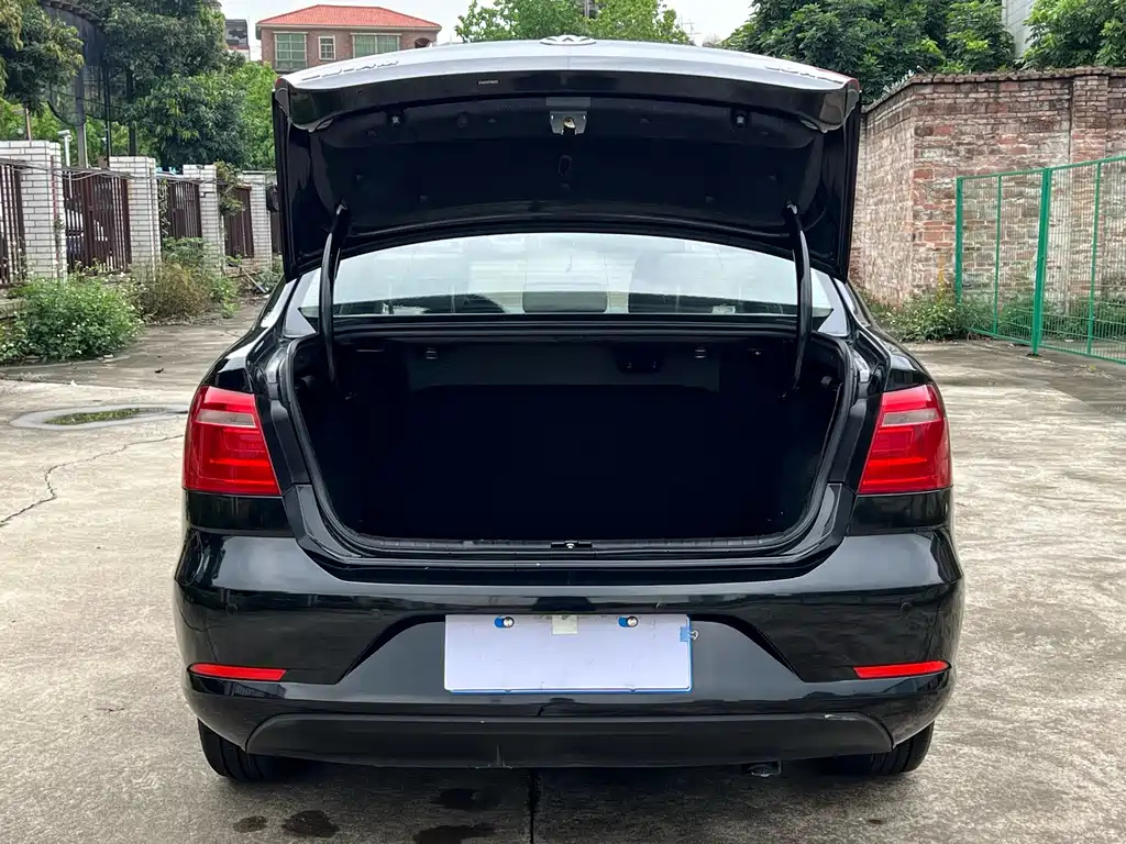 VOLKSWAGEN BORA 2015