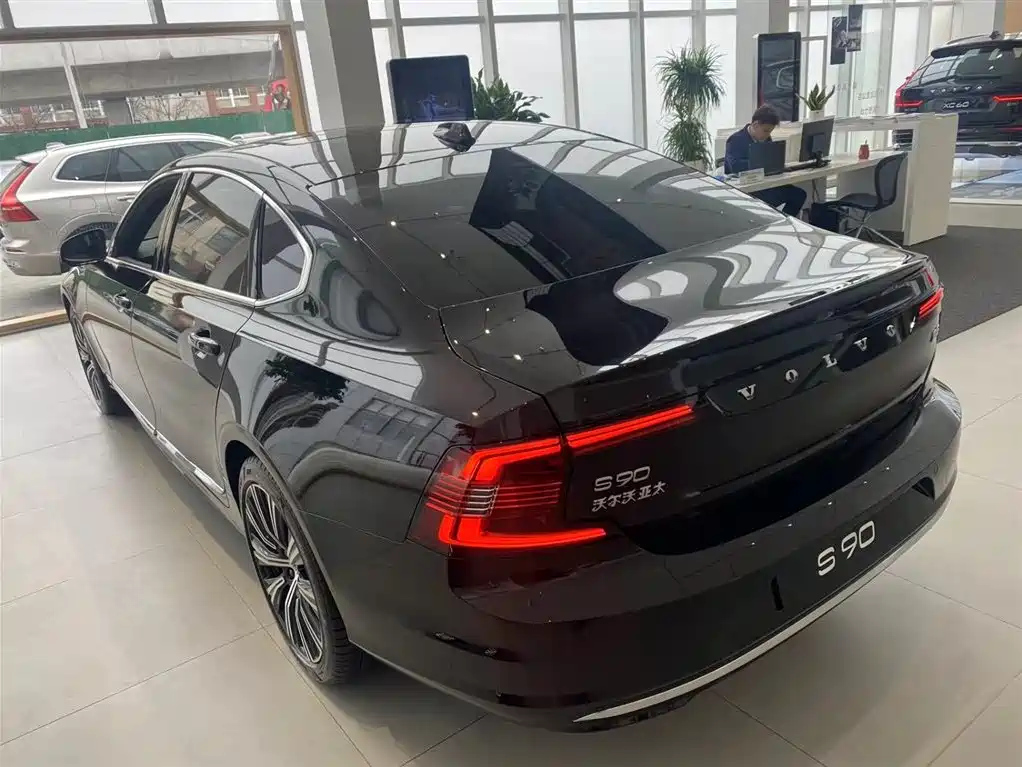 VOLVO S90 2024