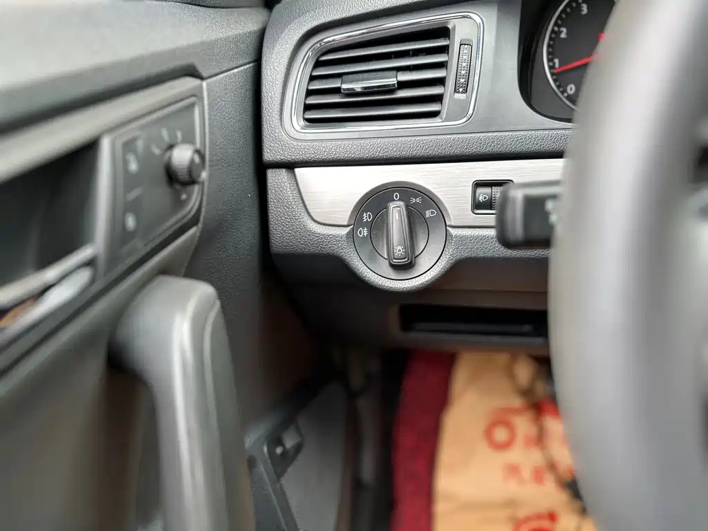 VOLKSWAGEN LAVIDA 2014
