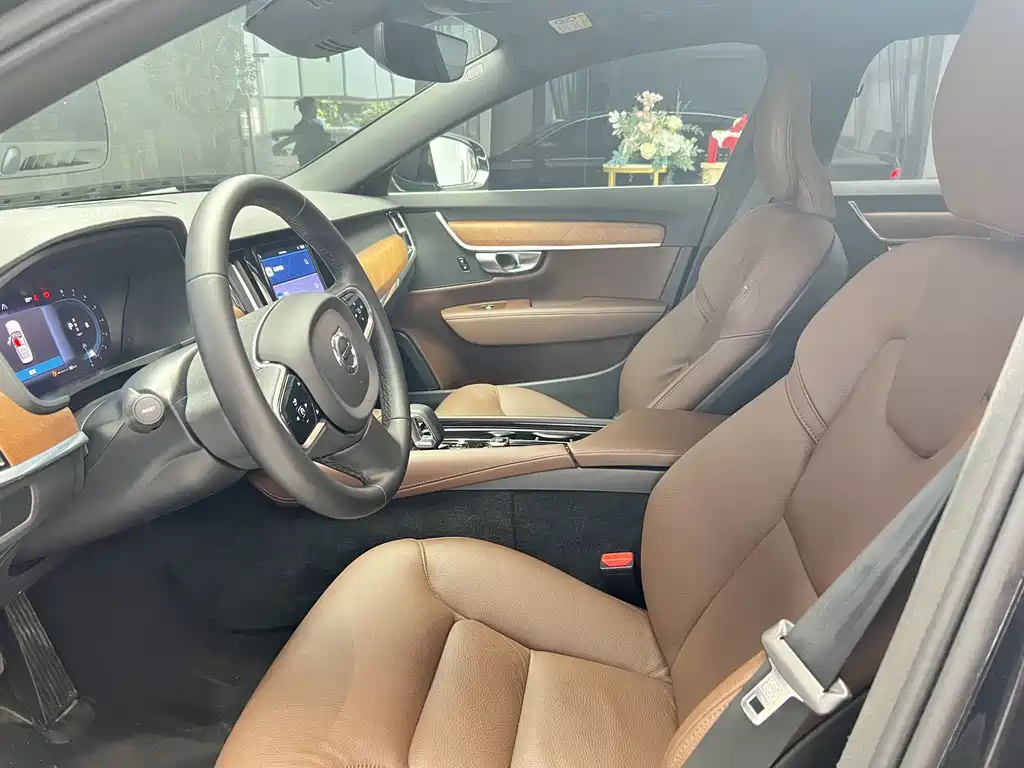 VOLVO S90 2023