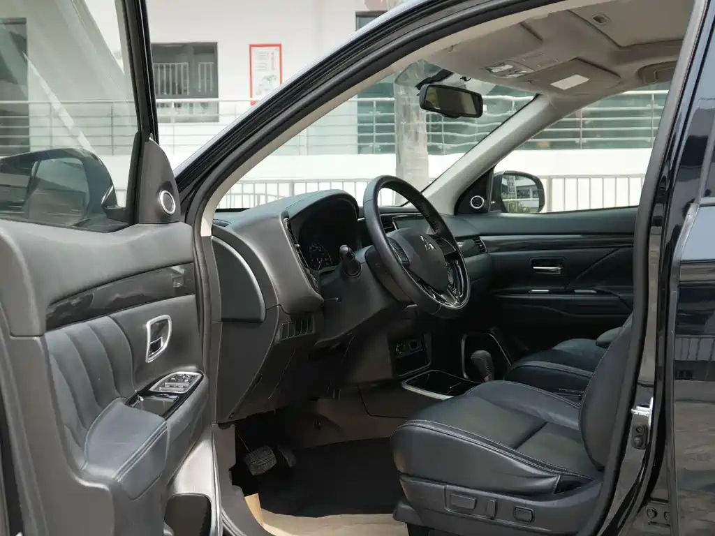 MITSUBISHI OUTLANDER 2021