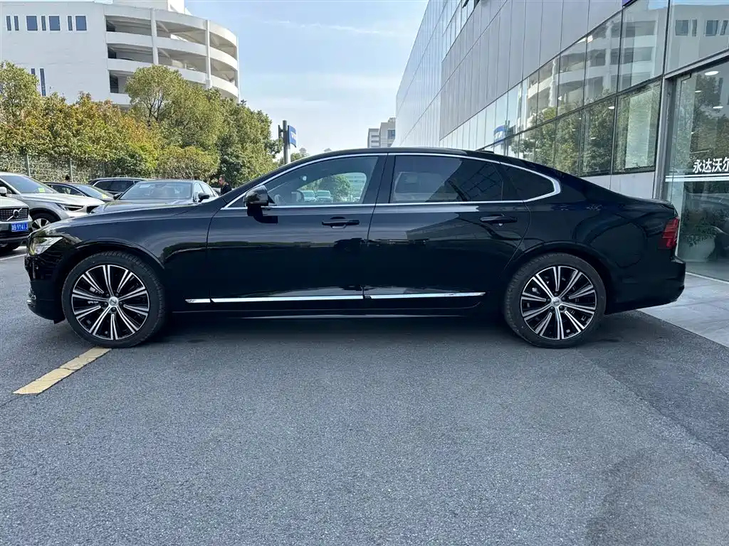 VOLVO S90 2023