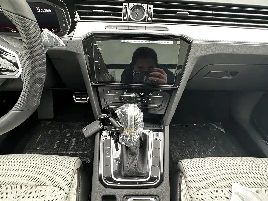 VOLKSWAGEN MAGOTAN 2023